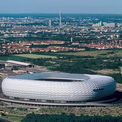 Allianzarena mit Blick zum Münchner Olympiarturm