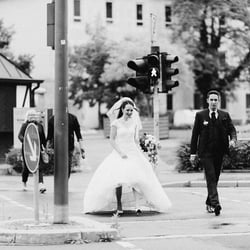 Alex’ Hochzeitsgeschichten – Hochzeitsfotograf Regensburg – Innenstadtwalk zur Kirche