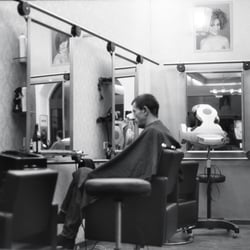 Warten auf den Friseur mit einem Bier // Streetphotography