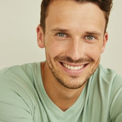 Professionelles Commercial-Portrait eines männlichen Models für Sedcards, Agenturen und Werbekunde