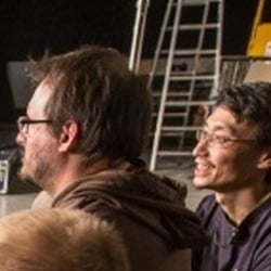 Regie (Alex), 1. Kameraassistent (Florian) und Oberbeleuchter (Ki Bun) überprüfen eien Szene