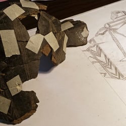Work in Progress: zusammensetzen der Einzelscherben für die Vorzeichnung