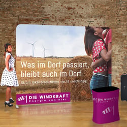 Zippit Messewand in gebogener Form.