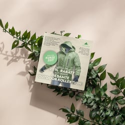 Mockup eines Flyers mit Wanderoutfit