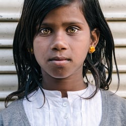 Blumenmädchen (girl with flowers), Rishikesh