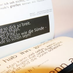 Graustufen beim Text, auf der Rückseite Farben. Jede Szene hat seine eigene Seite.