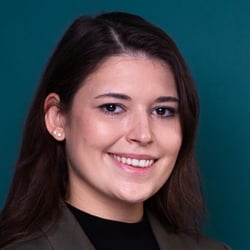 Businessportrait Frau vor türkiesen Hintergrund