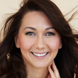 Natürliches Headshot für Commercial-Models mit authentischer Ausstrahlung für Lifestyle-, Gesundheits- und Werbekampagnen
