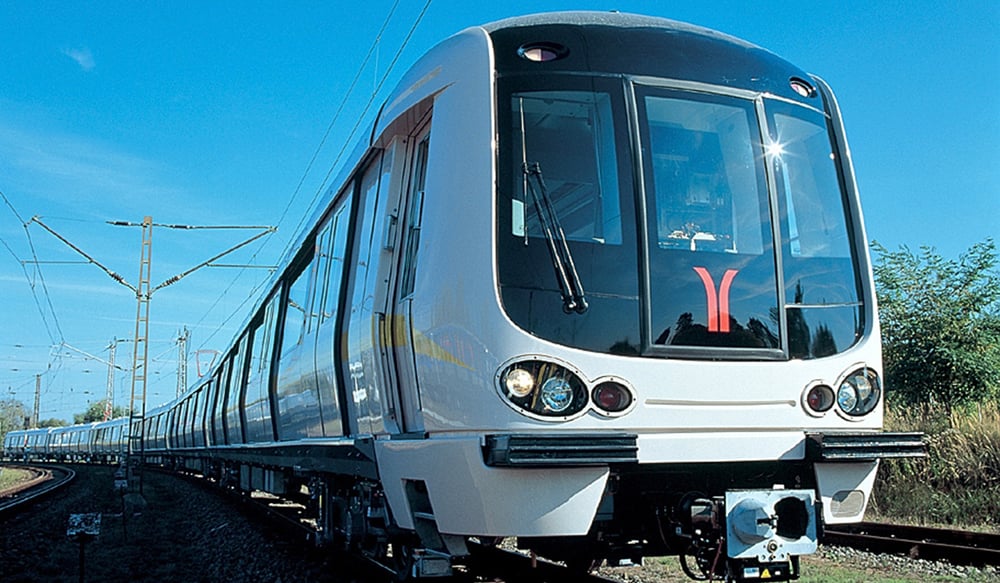 Metrozug mit Logo