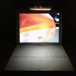 iBook G4 mit lightning mouse bei Dunkelheit