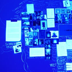 Ein Ausschnitt der Ideenwand unter Schwarzlicht, Schrift und Zeichnungen von Miriam Everaers