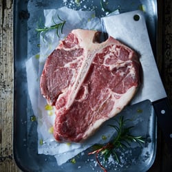 Marius Prions Photo FOOD / T-Bone Steak, Beil, Roh