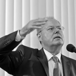 PEER STEINBRUECK (MIT UMLAUT) BEI EINER LESE UND DISKUSSIONSRUNDE UEBER SEIN BUCH UNTERM STRICH IN HAMBURG AM 29082011