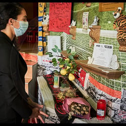 At the Kiez Döner Kebab Restaurant in Halle, Germany, Gila Baumöhl, WJC-member, leaves a note and pays respect to the victims.