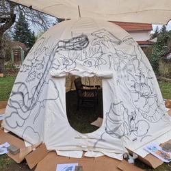 Grafitti Zelt „Wurmloch“ Weltacker Berlin 2024