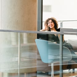 Frau telefoniert glücklich Werbung