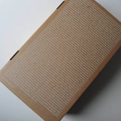 Von außen betrachtet ähnelt das Buch eher einem Ziegelstein. Es wiegt 1,6 Kilo.