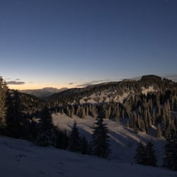 Mondlicht und Morgendämmerung auf der Hochries