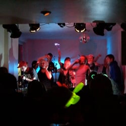 Auftritt der Band Fiji