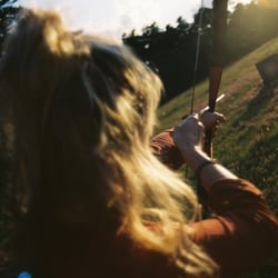 Shooting the arrow // Pfeilschuss – 50mm 1.8 EF