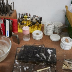 Goldschmiedin Arbeitsplatz