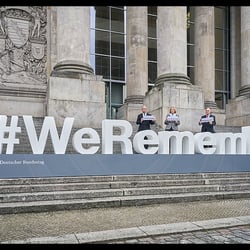 Bärbel Bas, Mickey Levy, Wolfgang Sobotka am #WeRemember-Schriftzug vor dem Reichstagsgebäude, 25.01.2022