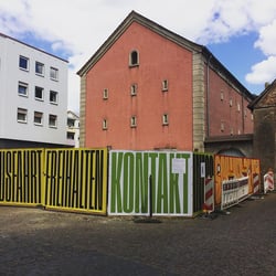 Gestaltung des Bauzauns am Ettinghausenplatz, Frankfurt-Höchst, Ansicht des Banners am Tor auf der West- und Südseite