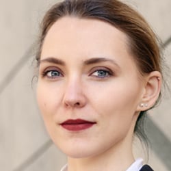 Businessportrait vor moderner Architektur