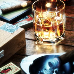 Ziggaren & Whisky Stillleben