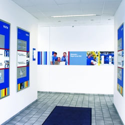 Wandgestaltung: Konzeption, Mitarbeiterfotos, Entwurf und Realisierung