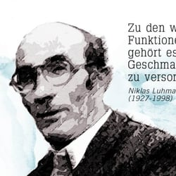 Niklas Luhmann (1927-1998) war ein deutscher Soziologe und Gesellschaftstheoretiker.