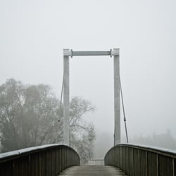 Brücke und Nebel