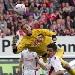 Freiflug – Freiburgs Torhüter Oliver Baumann