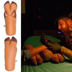 Der Schweinehuf als Armablage für Tattoowierer!