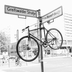 fahrrad am Straßenschild