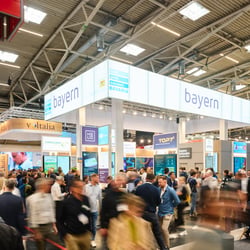 Gut besuchter Messestand eines Bundeslandes