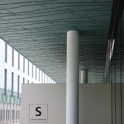 Eingangsbereich Ostseite mit Blick auf Akademiegebäude