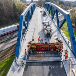 Brücken-Neubau zweier Brücken der B 54 über die A45 bei Haiger-Burbach. Fotografiert für Hessen Mobil