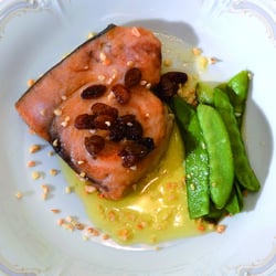 Schwertfisch in einer Sultaninen-Butter-Sauce mit Mandeln und Zuckerschoten