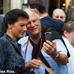Ein Unterstützer macht ein Selfie mit Sahra Wagenknecht in München