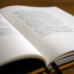 Innenseite mit Text.