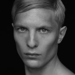 Grooming: Anna Tsoulcha, Fotograf: Marius Uhlig