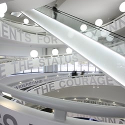 BMW Museum Rundbau; Rampe mit Rolltreppe; Architekt: Karl Schwanzer
