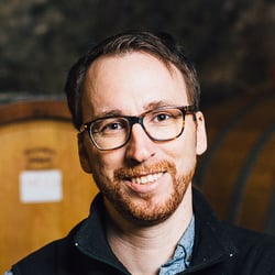 Rheingau Weinbauer vor Holzfass