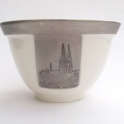 Porzellanbecher mit platiniertem Relief ©