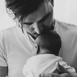 Papa mit Baby in schwarz weiß