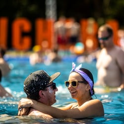 Besucher im Swimming Pool auf dem Festivalgelände.