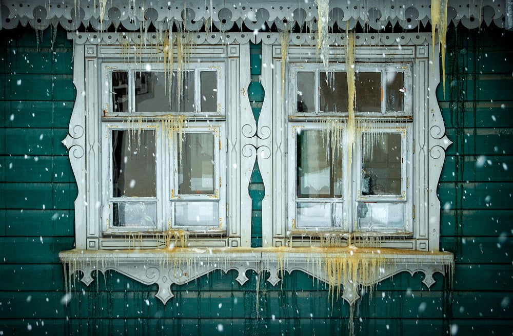Die Fenster der alten Hütte