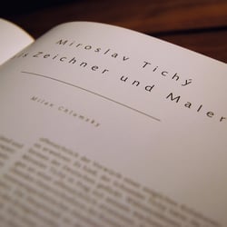 handgezeichnete Trennlinie zwischen Head- und Subline greift Tichýs selbst­gezeichnete Rahmen um seine Fotografien auf