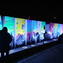 Bemalte Installation „Meine Stadt“ auf dem Tollwood-Festival